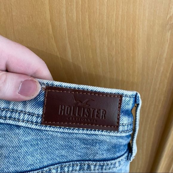 Hollister • Curvy Ultra High Rise Mom Shorts in Distressed Acid Wash - Picture 8 of 14